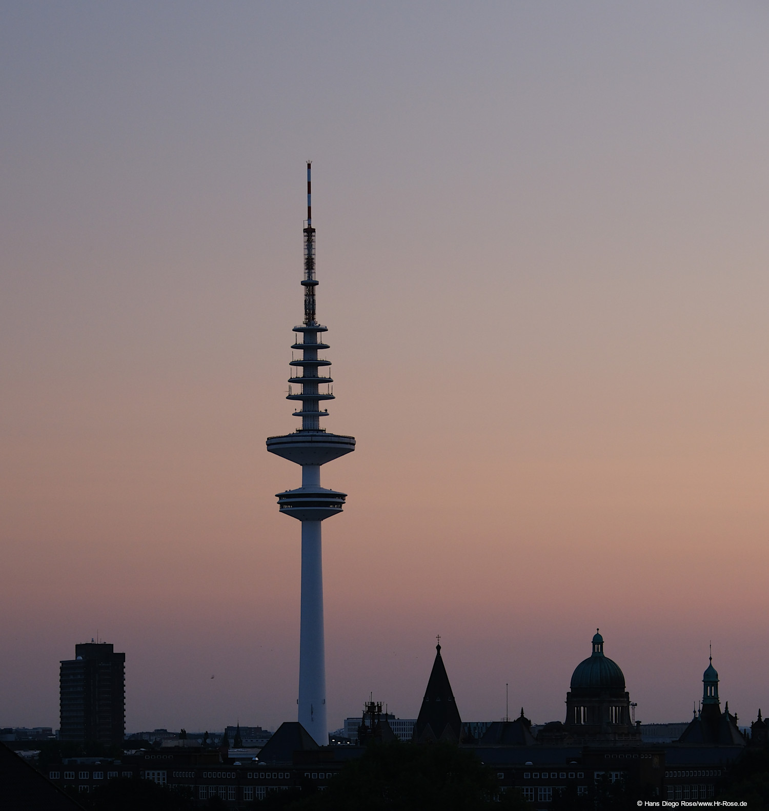 Hamburgs Skyline mit Fernsehturm am Abend Hamburgs Skyline mit Fernsehturm am Abend